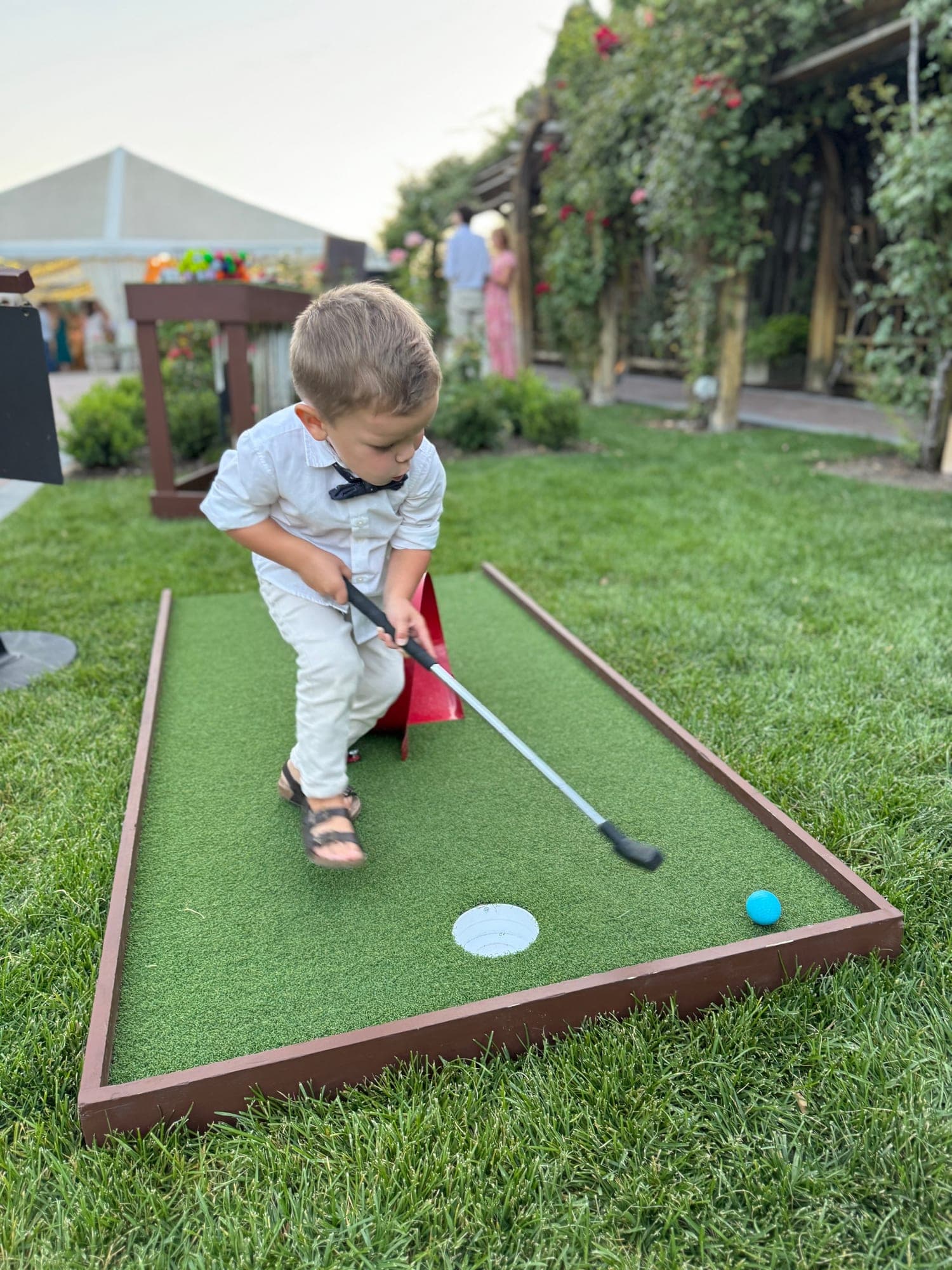 A child putting on a Putts hole